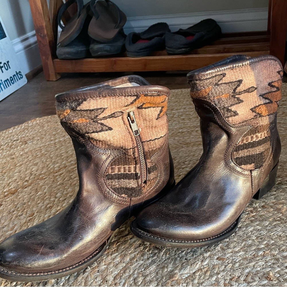 BNWT FREEBIRD BOOTS